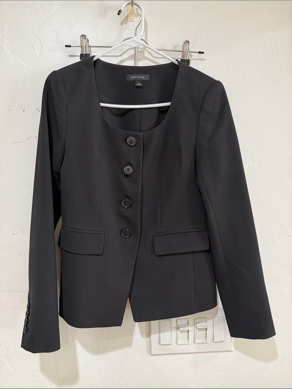 Ann Taylor Black Scoop-Neck Four-Button Blazer and matching pants side zip 00